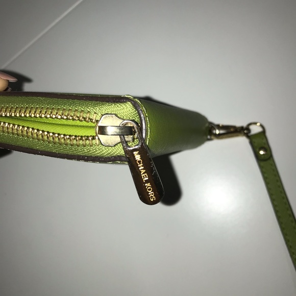 Green Michael Kors credit card wristlet - Picture 7 of 11